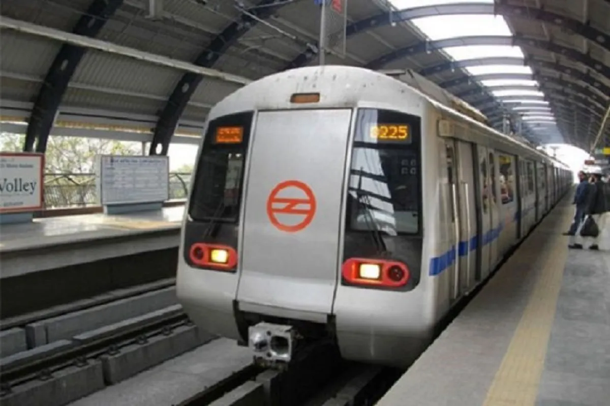 Pro-CAA, 'shoot the traitors' slogans raised on Delhi Metro train- India TV Hindi