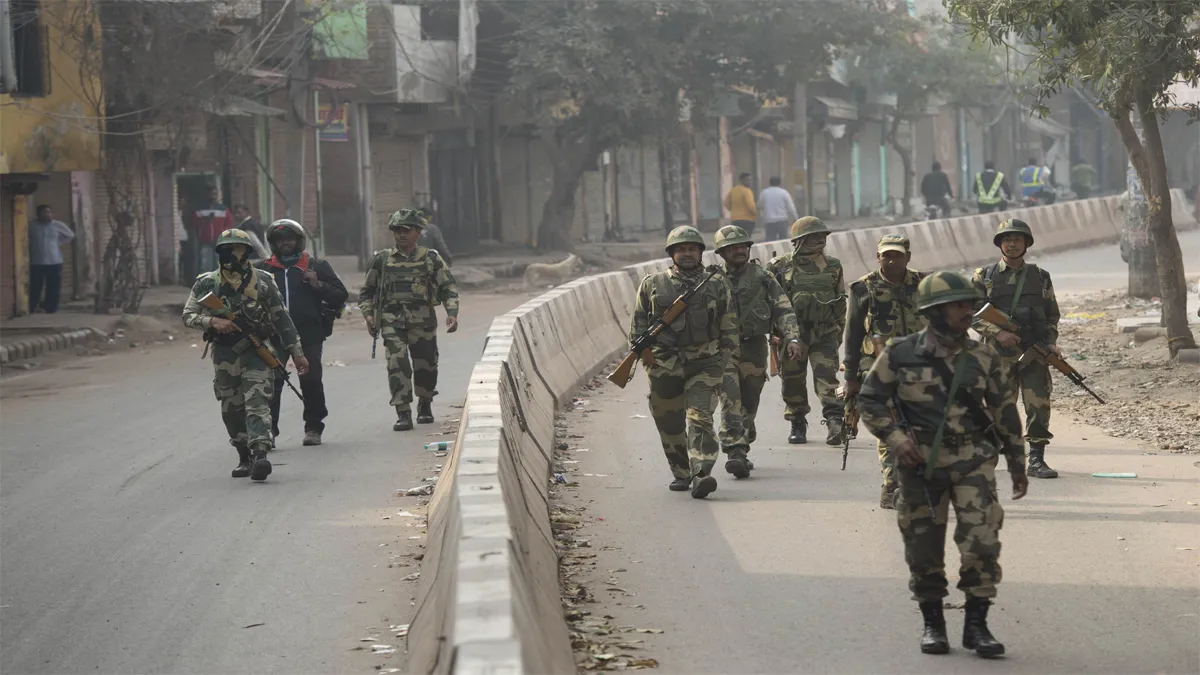  Security personnel patrol streets of Yamuna Vihar area of northeast Delhi- India TV Hindi