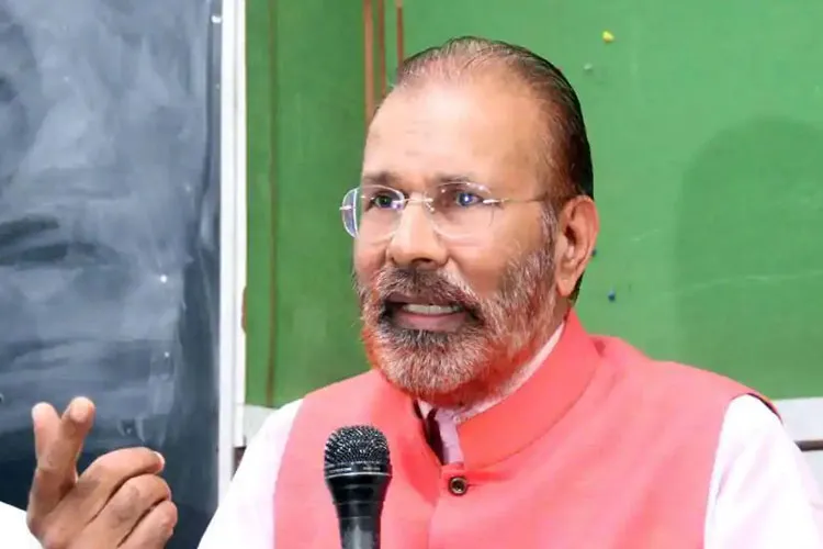 Ex-IPS D G Vanzara given post-retirement promotion by...- India TV Hindi