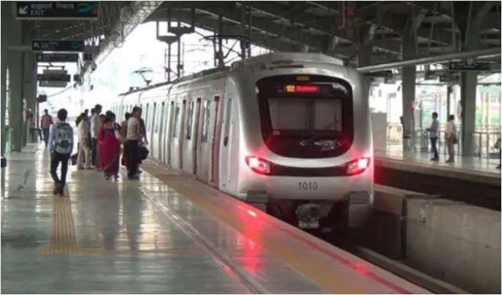 Man commits suicide by jumping in front of Delhi Metro train- India TV Hindi