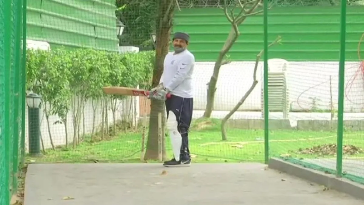 Coronavirus: BJP's Manoj Tiwari played cricket during lockdown in Delhi- India TV Hindi