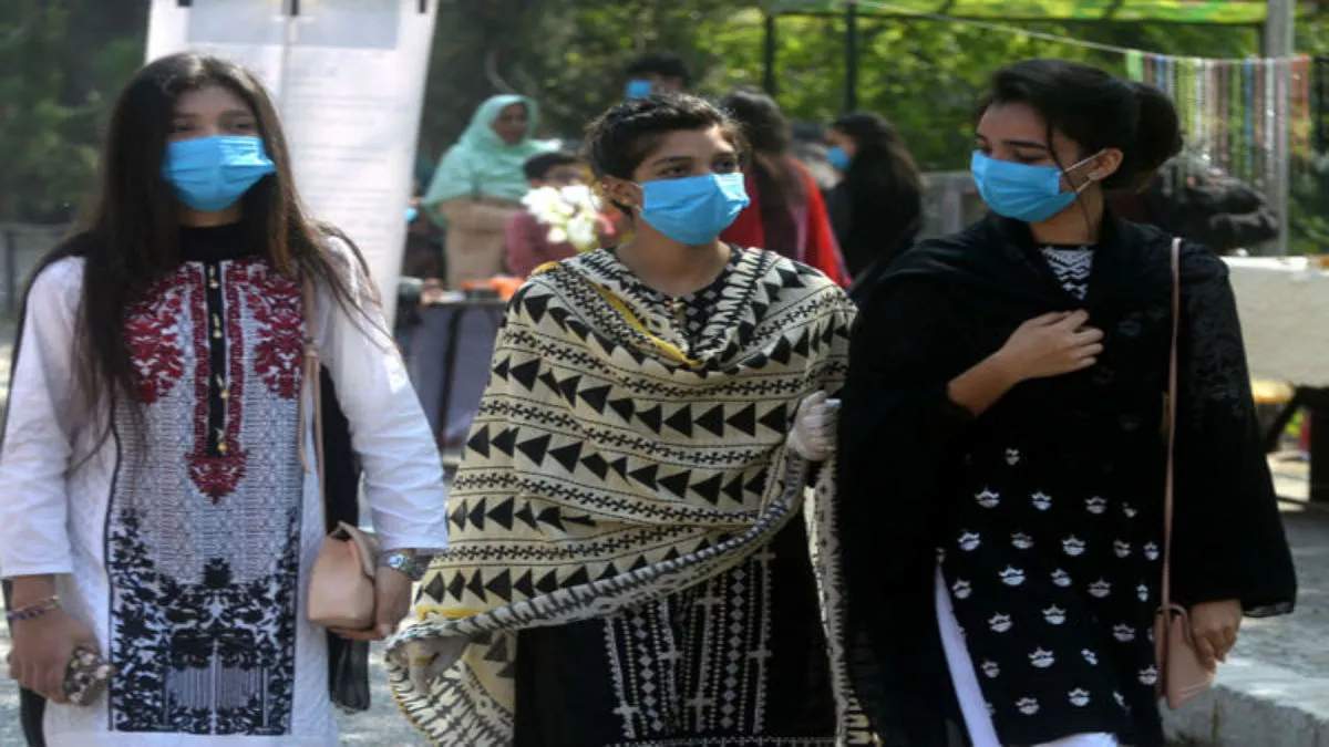 पाकिस्तान में कोरोना वायरस तेजी से फैल रहा है।- India TV Hindi
