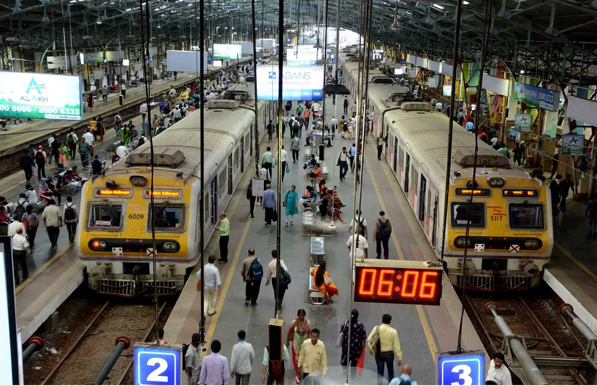 आइसोलेशन से बचने के लिए यात्रियों ने हवाईअड्डों से निकलकर किया ट्रेनों का रुख, अलर्ट जारी- India TV Hindi