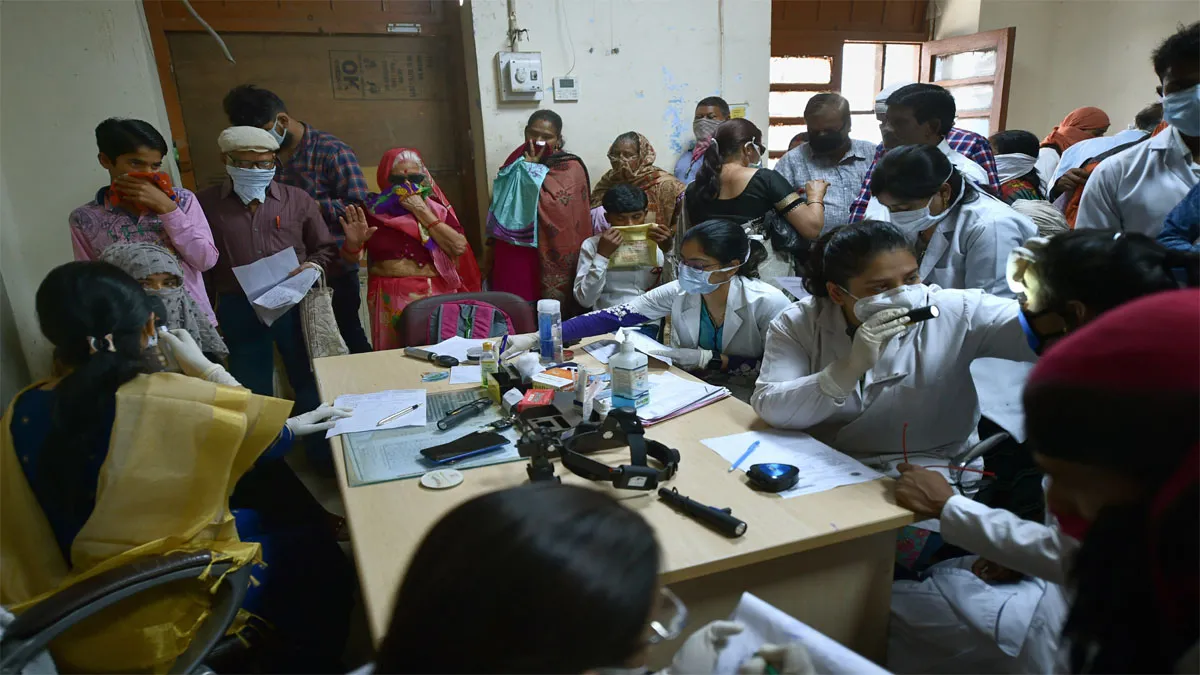 Kanpur: People wearing protective masks in the wake of coronavirus get their eyes tested at Hailate - India TV Hindi