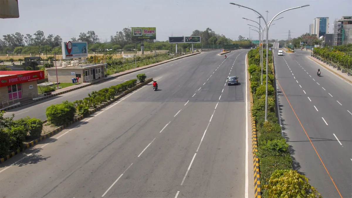 Noida: A view of a nearly-empty road after lockdown in the...- India TV Hindi
