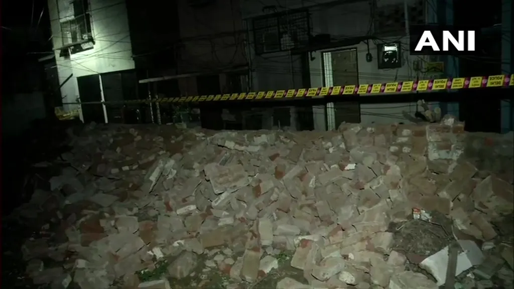 Wall collapses- India TV Hindi
