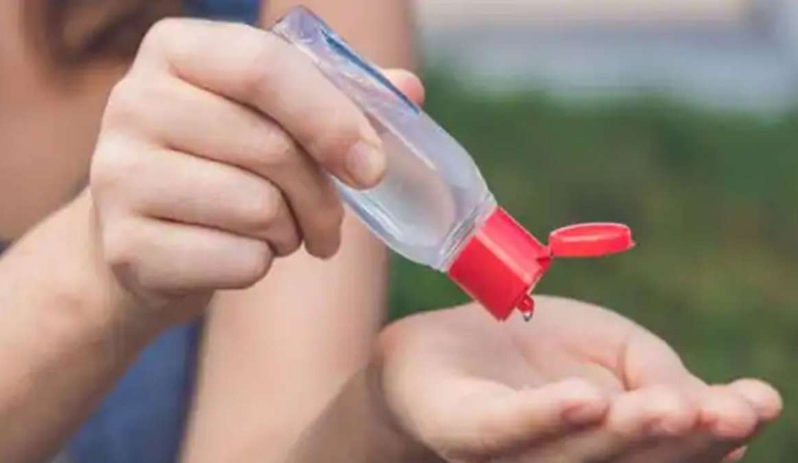 Corona virus top 5 side effects of hand sanitizers know how to make Hand  Sanitizer at home: कोरोना वायरस: ज्यादा हैंड सैनिटाइजर का इस्तेमाल हो सकता  है खतरनाक, जानें इसे घर पर