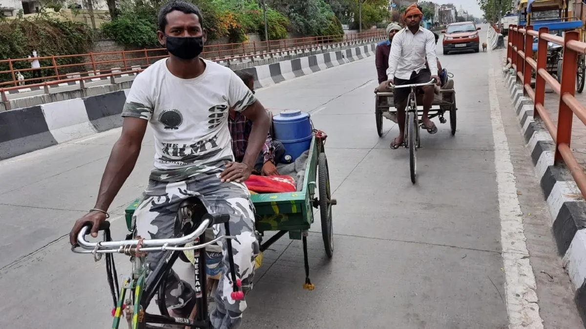 रिक्शा ठेली लेकर दिल्ली से बिहार निकले मजदूरी करने वाले लोग- India TV Hindi