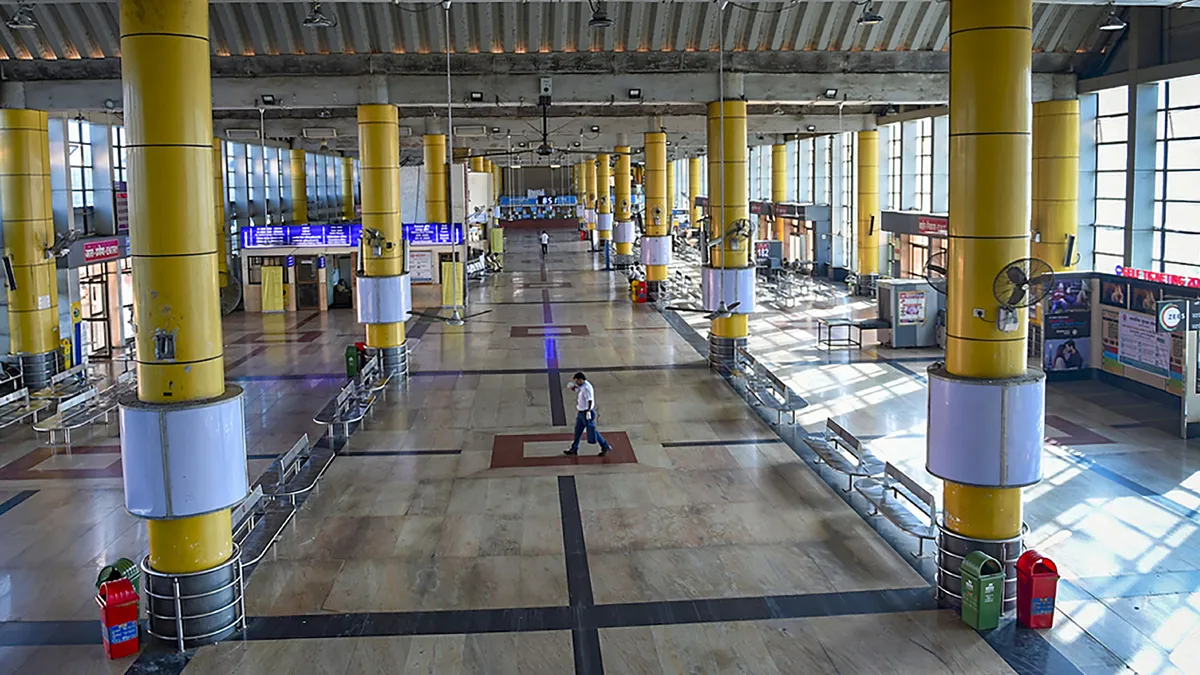 दुबई से मुंबई पहुंचे 15 यात्री हवाईअड्डे से भागे थे, जिन्हें रेलवे स्टेशन के बाहर से पकड़ा गया।- India TV Hindi