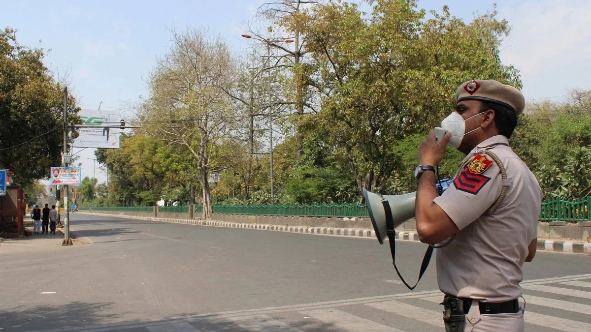 Coronavirus: Police helping people during lockdown- India TV Hindi