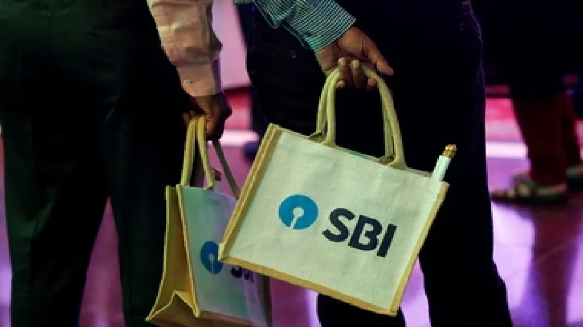 SBI Cards make weak debut at bourses; plunges over 10 pc- India TV Paisa