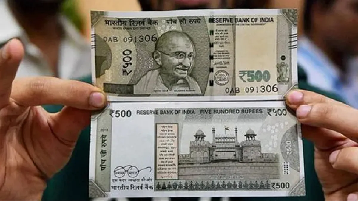 500 rupee notes on road Delhi, रुपयों से भी इन्फेक्शन- India TV Hindi