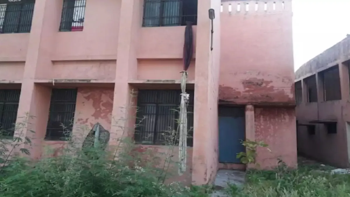 UP के बागपत में अस्पताल से खिड़की तोड़कर भागा कोरोना पॉजिटिव शख्स, मचा हड़कंप- India TV Hindi
