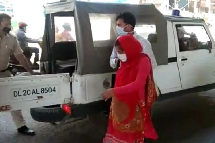 Delhi Police helps pregnant woman- India TV Hindi