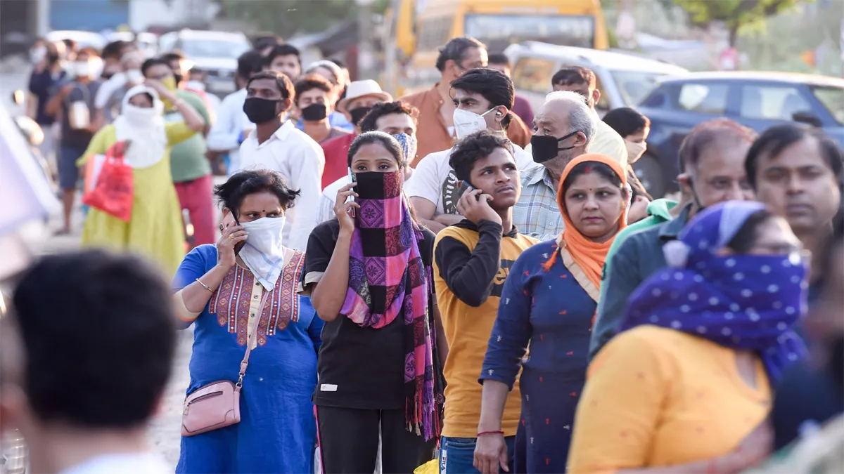 Coronavirus के हॉटस्पॉट को सील करने के आदेश के बाद गाजियाबाद में दुकानों पर अचानक लगी भीड़ - India TV Hindi