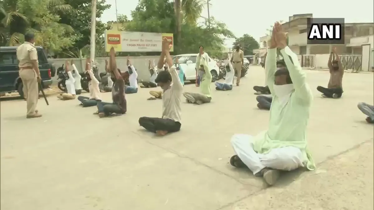 Karnataka Police made violators of Coronavirus Lockdown perform Yoga, do sit-up and push-up as punis- India TV Hindi