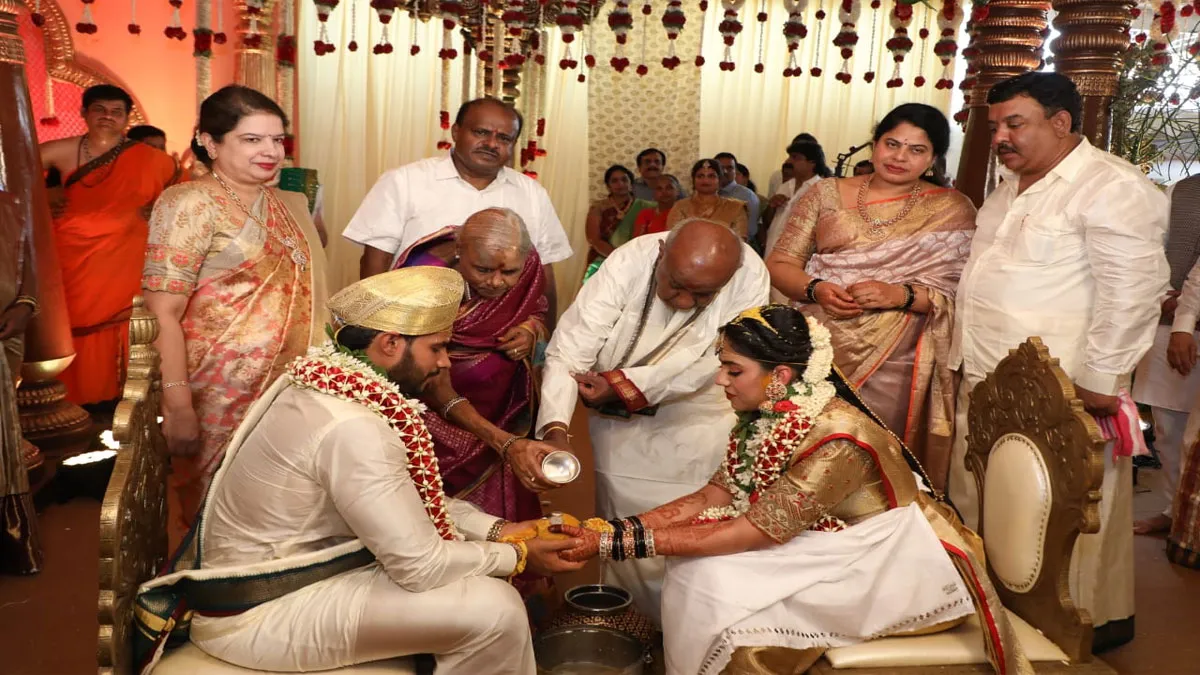 Kumaraswamys son marries Karnataka Congress leaders...- India TV Hindi
