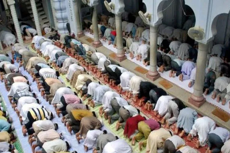 'मस्जिदों से फैल रहा...- India TV Hindi