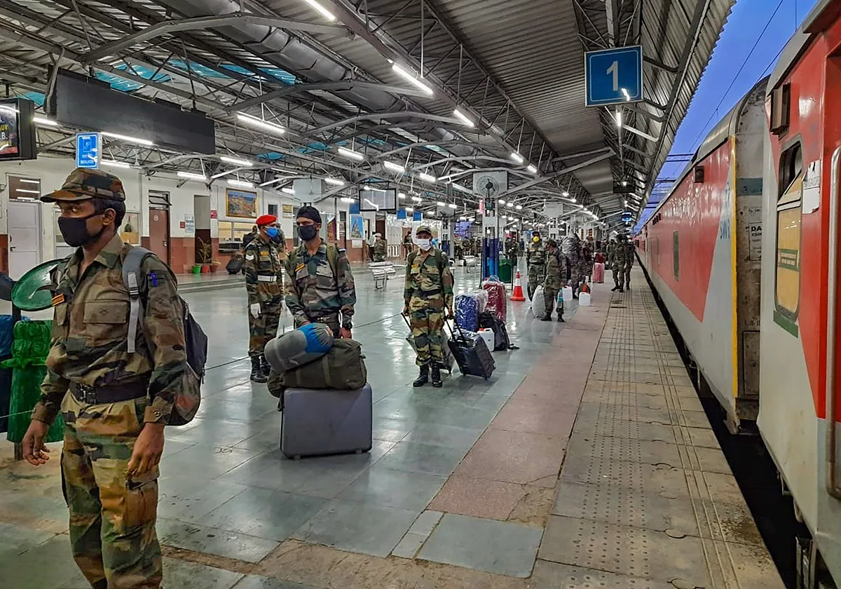 Indian Army in Train- India TV Hindi