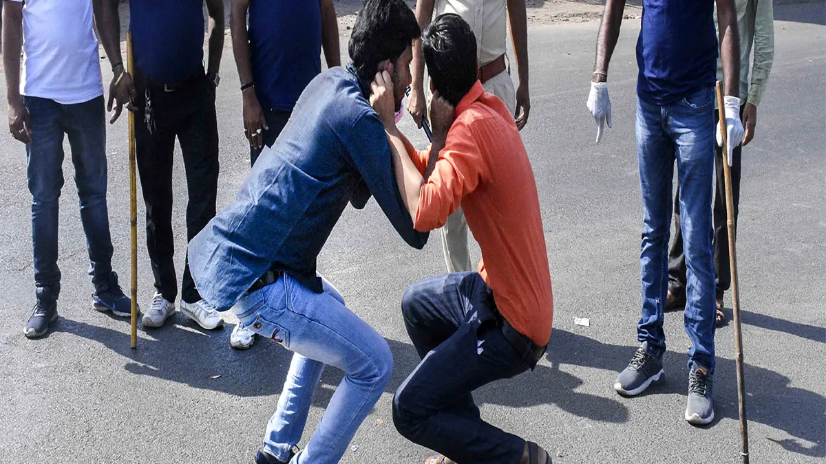 मुंबई में मास्क नही पहनने पर पुलिस ने सड़क पर बना दिया मुर्गा- India TV Hindi