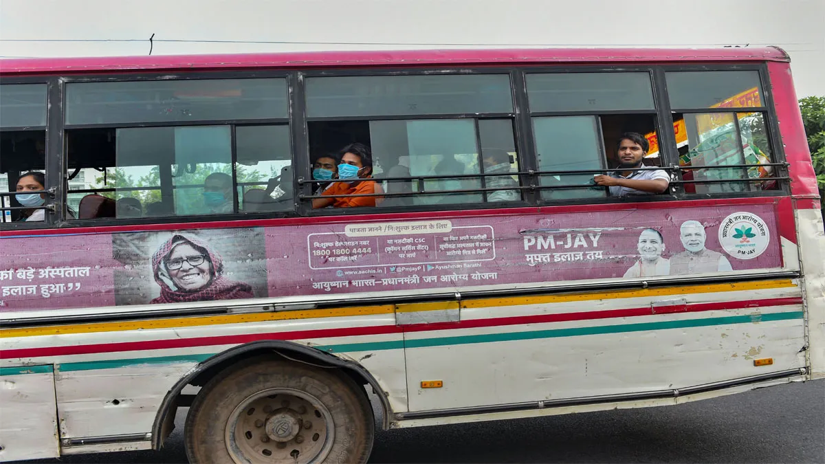 Lucknow: A bus carrying stranded students from Kota on its...- India TV Hindi