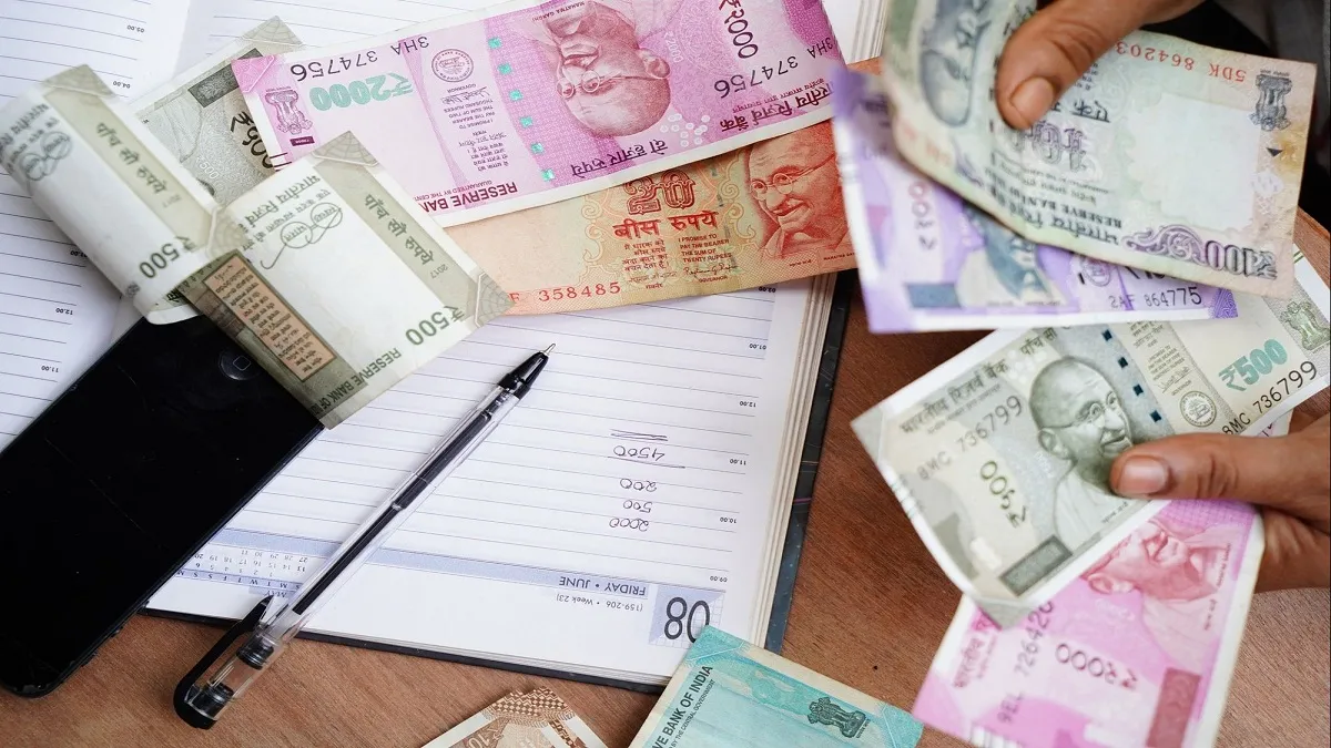 Rupee slips 21 paise to 75.85 against dollar- India TV Paisa