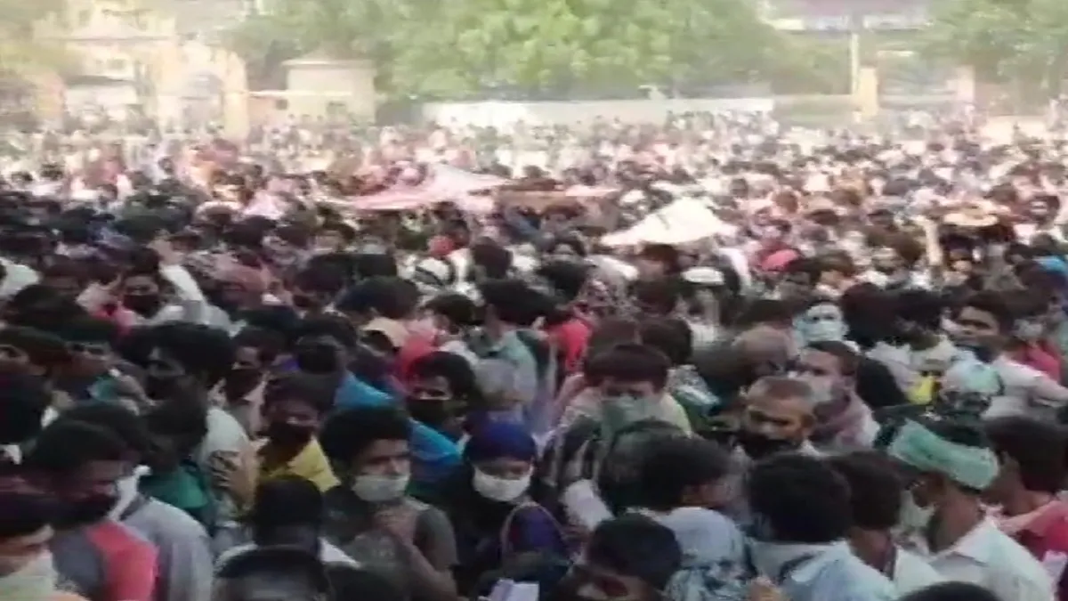 Ghaziabad Latest News: Today Thousands of migrant workers gather at Ramlila Ground देशभर में लोगों क- India TV Hindi