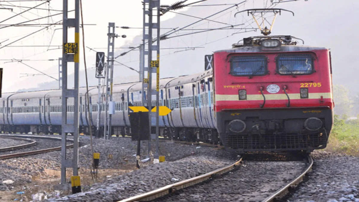 BHUBANESWAR-NEW DELHI AC SPECIAL TRAIN TO RUN ON DIVERTED ROUTE FOR 4 DAYS DUE TO CYCLONE EFFECT- India TV Hindi