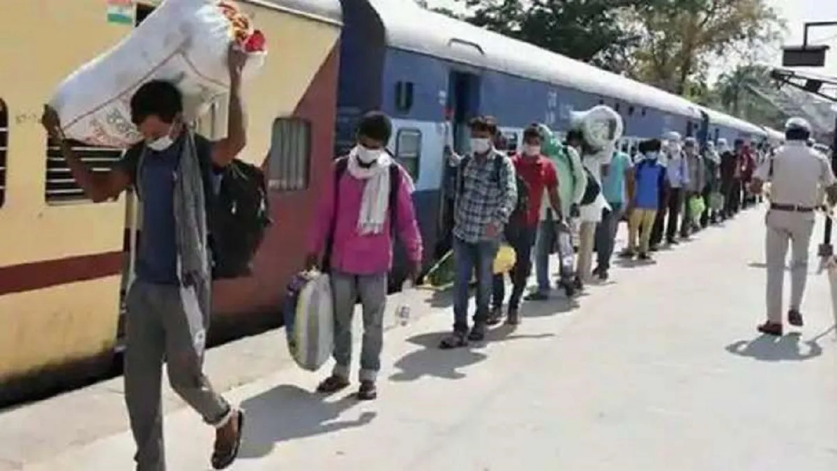 बिहार में 320 ट्रेनों से करीब 5 लाख 20 हजार प्रवासी पहुंचे, 26 मई तक 8 लाख लोग और आएंगे- India TV Hindi