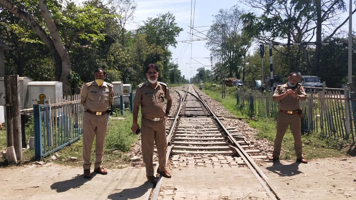 प्रवासियों को लेकर एक्टिव बिजनौर पुलिस, नजीबाबाद CO प्रवीन कुमार ने चलाया रेलवे ट्रैक सर्च अभियान- India TV Hindi