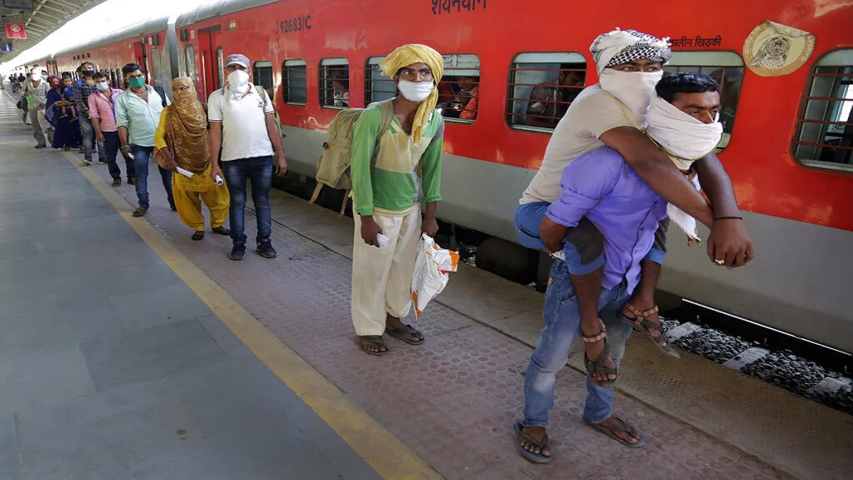 उत्तर प्रदेश: 1337 श्रमिक स्पेशल ट्रेनों से अब तक 18 लाख प्रवासी पहुंचे- India TV Hindi