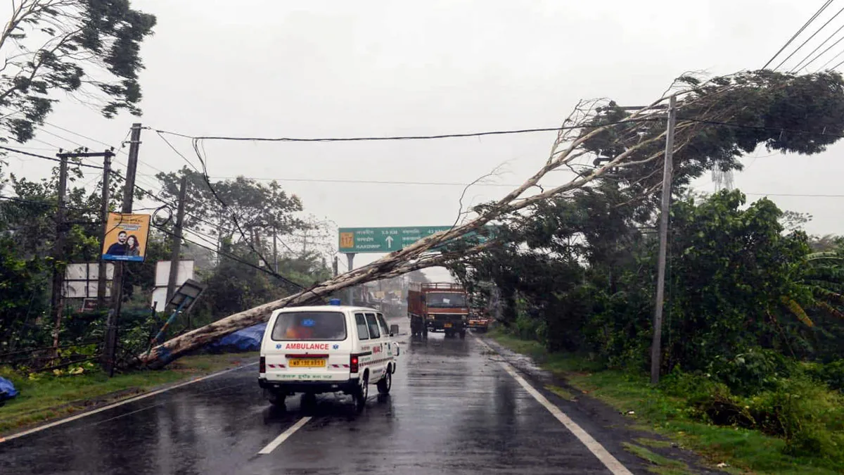Live Cyclone Amphan: पश्चिम बंगाल में तूफान से 2 लोगों की मौत, हावड़ा में बच्‍ची के ऊपर गिरा पेड़ - India TV Hindi