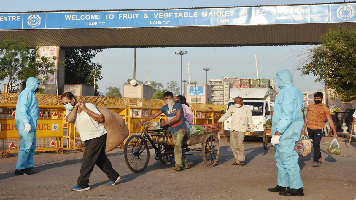 New Delhi: Police personnel wearing protective suits keep a...- India TV Hindi