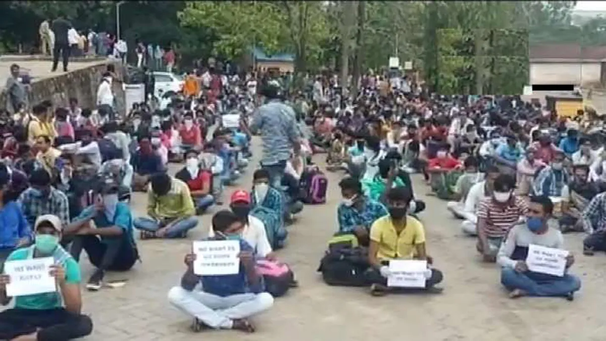 Hundreds of migrant workers throng Mangaluru railway station, demand to be sent home- India TV Hindi