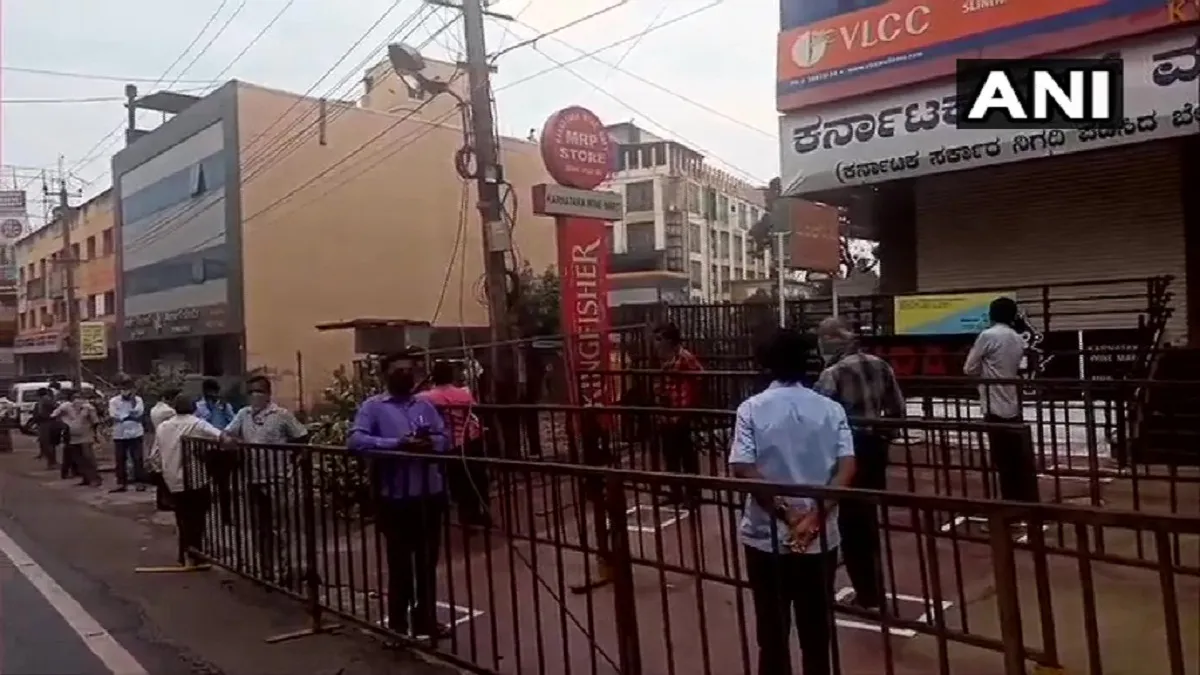 People seen standing in a queue outside a liquor shop in karnatka- India TV Hindi