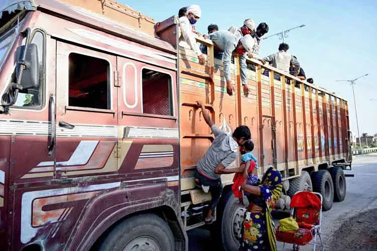 30 migrants try to travel from Maharashtra to UP in truck;...- India TV Hindi