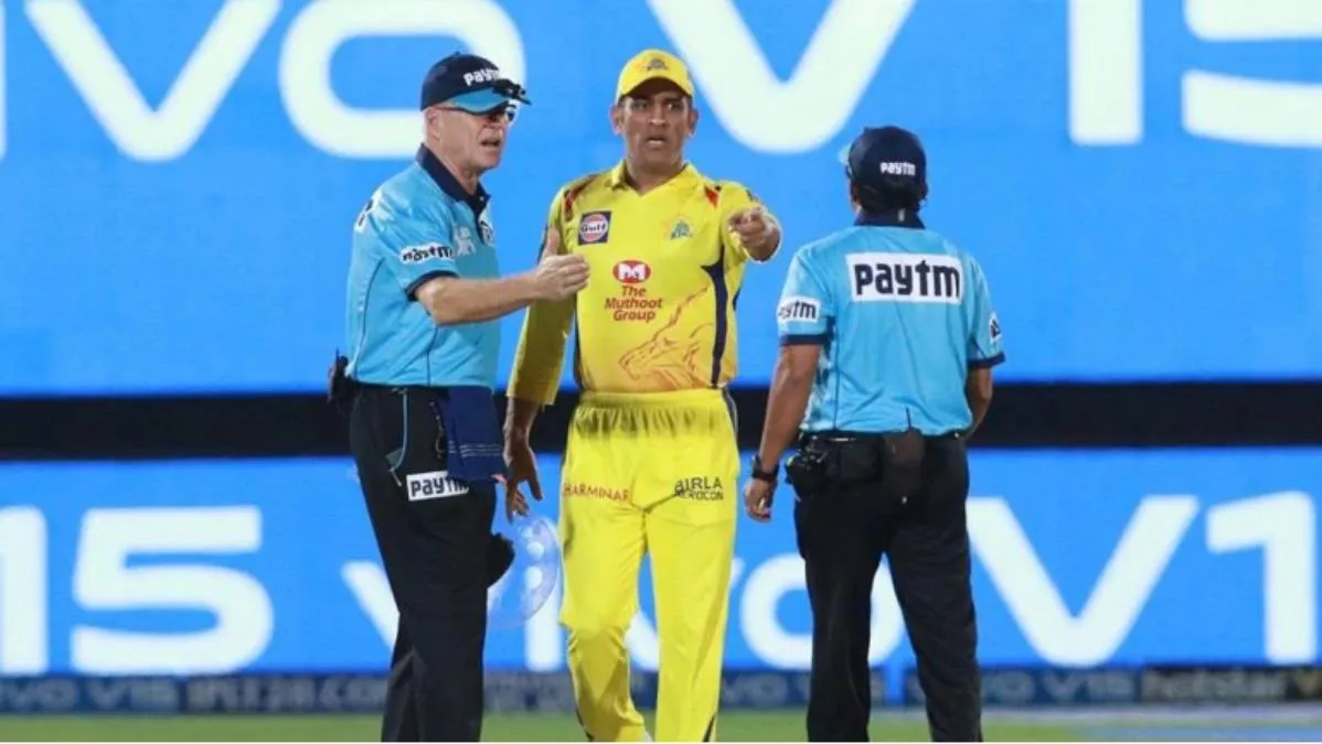 When Dhoni had to apologize to umpires in IPL 2019, Mitchell Santner revealed - India TV Hindi