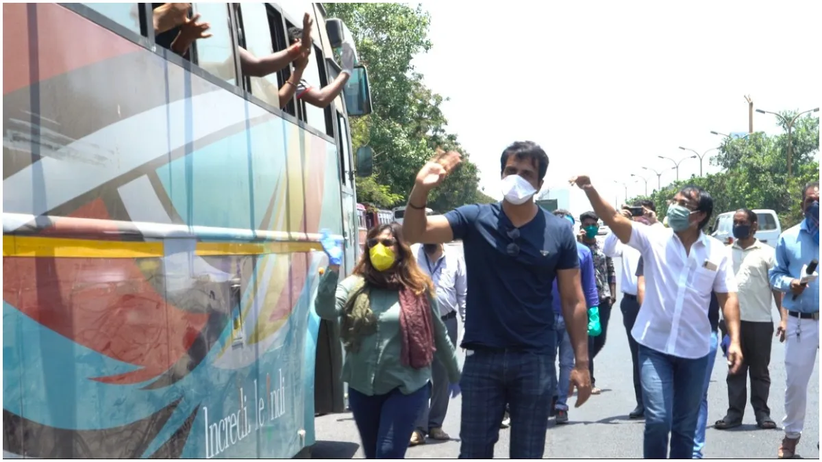 Latest Video Sonu Sood arranged bus for migrant laborers amid Corona virus epidemic: कोरोना वायरस मह- India TV Hindi