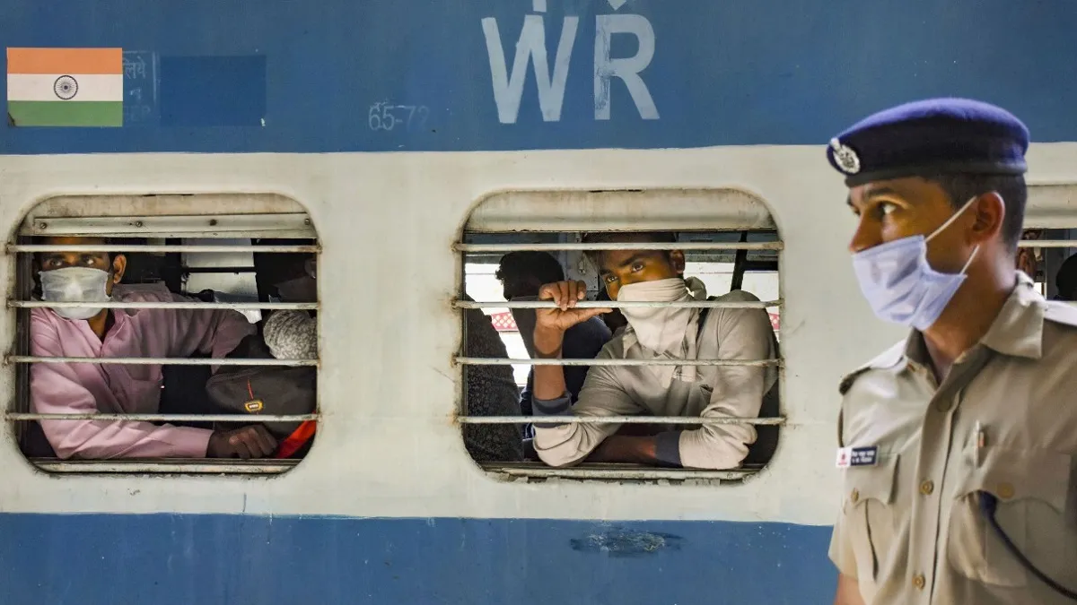 बिहार: ट्रेन को वैक्यूम करके भाग रहे वापस लौटे प्रवासी, क्वारंटाइन सेंटर जाने से बचने की कोशिश- India TV Hindi