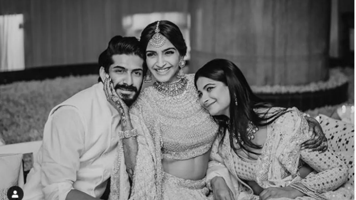 sonam kapoor with brother and sister- India TV Hindi