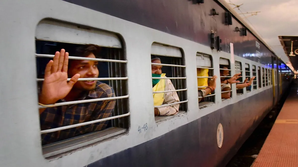 Railways operates 1,074 Shramik trains; UP allows the most migrants to return- India TV Hindi