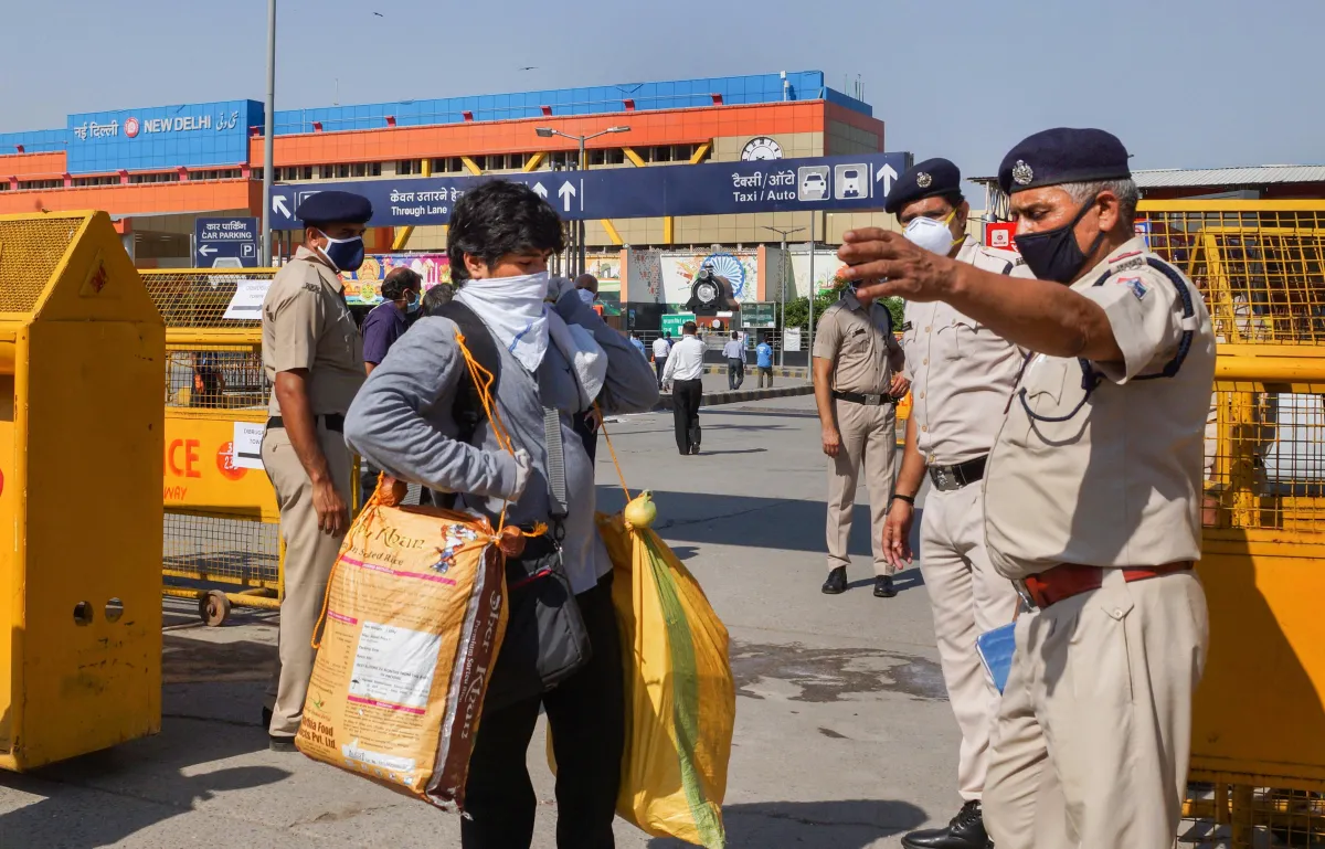 First train reaches Delhi, passengers scramble for transport for onward journeys amid Coronavirus Lo- India TV Hindi