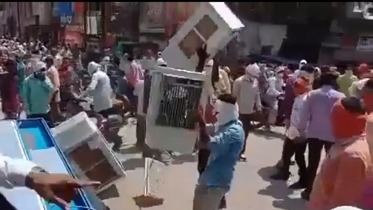 Shiv Sena Workers Rampage, Shiv Sena Yavatmal, Shiv Sena Workers Vandalise Shops- India TV Hindi