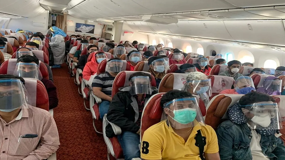 कुवैत में फंसे 240 भारतीयों को लेकर इंदौर पहुंचे दो विशेष विमान- India TV Hindi