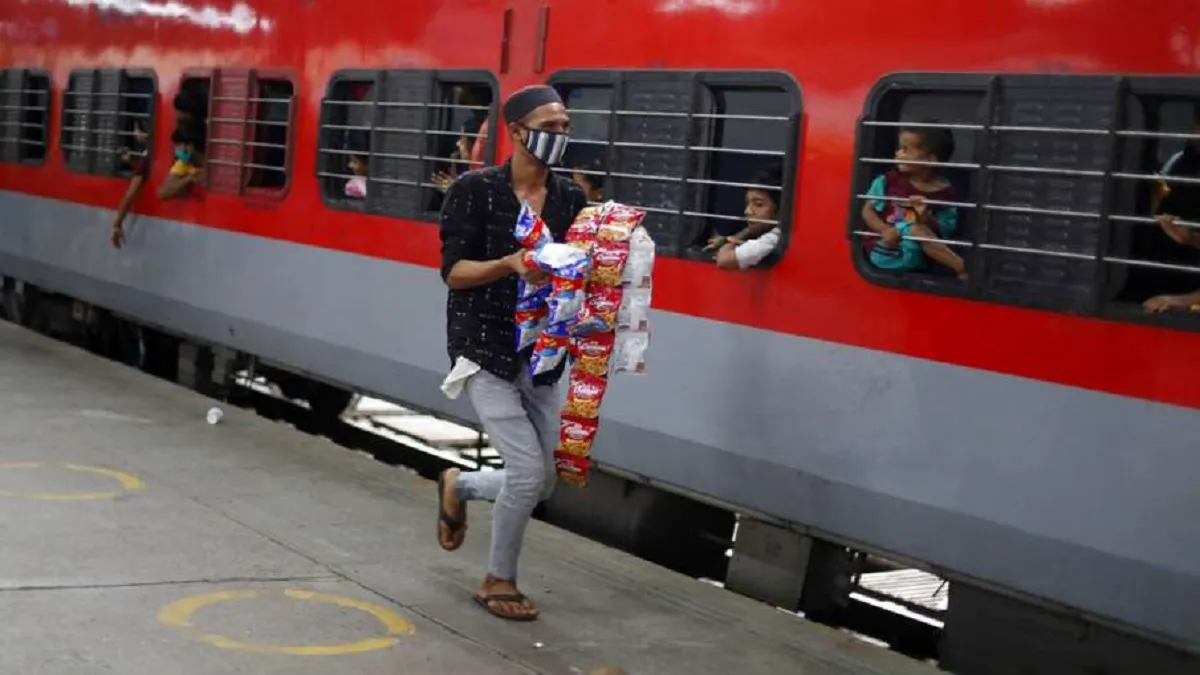 रेलवे स्टेशनों पर अब स्टॉल पर मिलेंगी कोरोना वायरस से बचाव से जुड़ी जरूरी चीजें- India TV Hindi