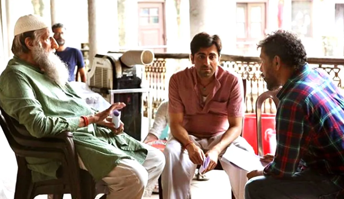 शूटिंग के दौरान डायरेक्टर शुजीत सरकार संग अमिताभ बच्चन और आयुष्मान खुराना- India TV Hindi