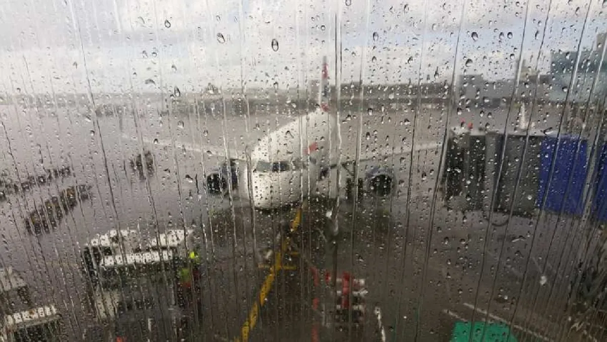चक्रवाती तूफान की वजह से मुंबई एयरपोर्ट पर सीमित कामकाज, सिर्फ 12 उड़ाने होंगी लैंड- India TV Hindi