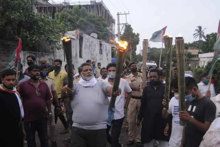 The torch is a symbol of protest against the 'Dictator...- India TV Hindi