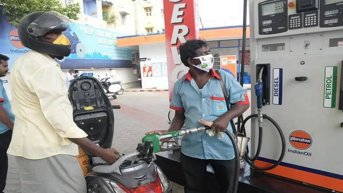 पेट्रोल से महंगा हुआ डीजल, प्रति लीटर पर बढ़े 0.48 पैसे- India TV Hindi