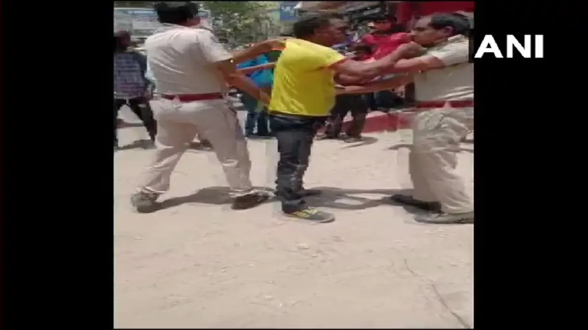 scuffle between a policeman and a man in a dispute over...- India TV Hindi